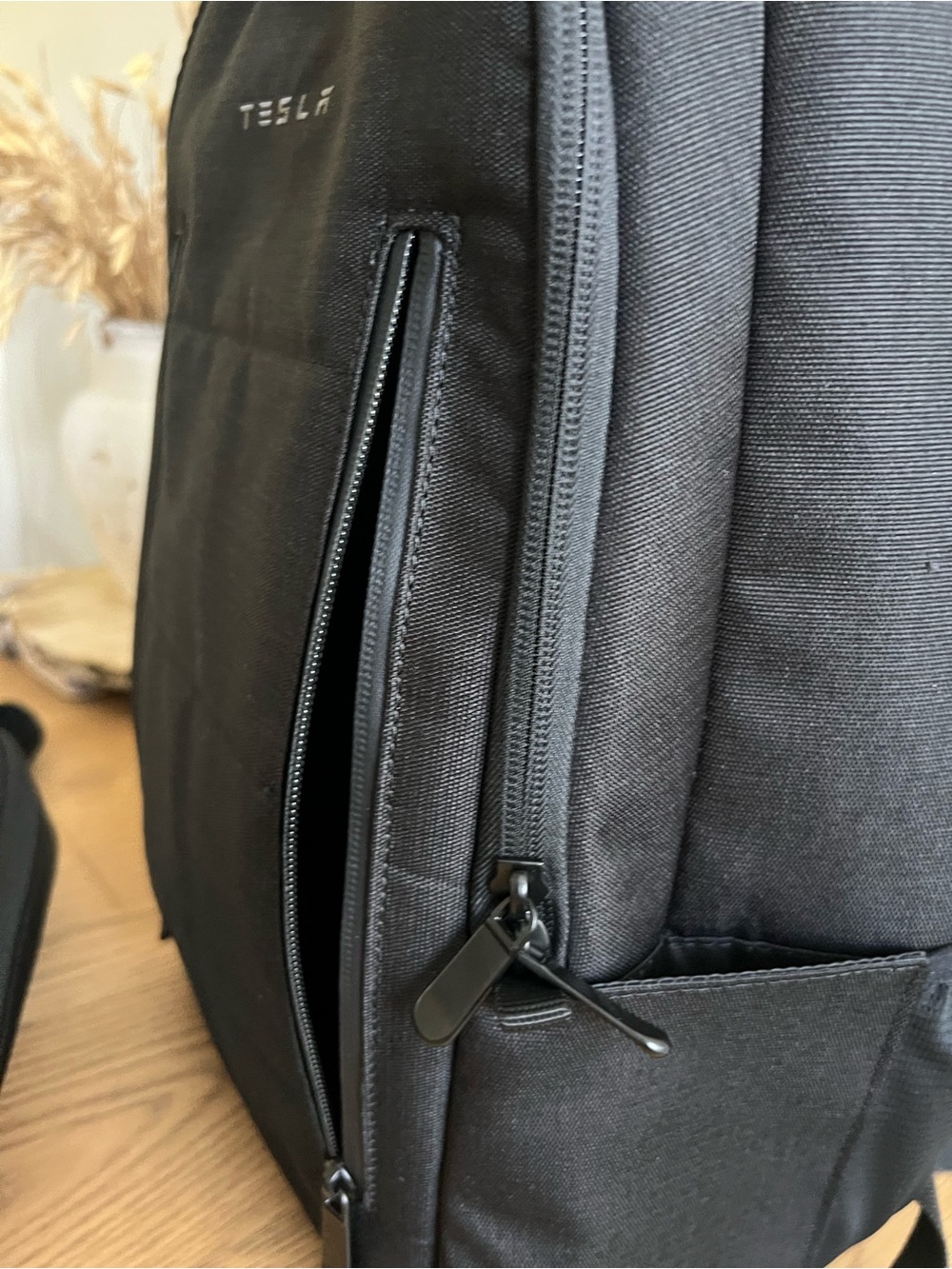Tesla Black Laptop Travel Backpack with Matching Toiletry Pouch Set - Picture 4 of 14